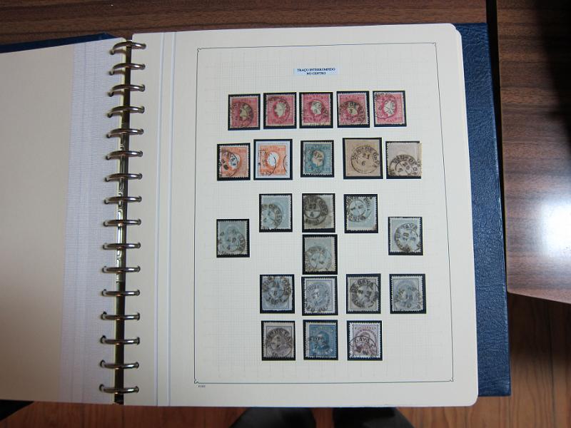 0019 (215).JPG -     Lote:    19      Marcofilia      Lotes Especiais       Descrição:         Portugal. Colecção especializada de carimbos de duplo círculo, tipo 1852, montada em 4 álbuns Lindner, com selos de diversas emissões e cartas, com estudo minucioso de cada marca. Lote a ver.         Lote       Valor Base:     &euro; 2.500,00     Valor Venda:     Retirado     